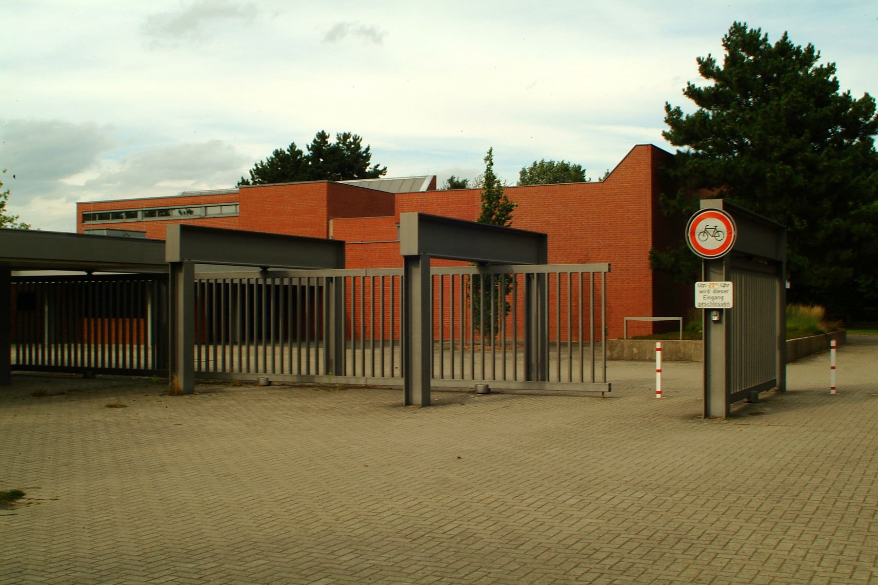 Eingang und moderne Kapellenanlage aus rotem Backstein auf Stadtfriedhof Lahe