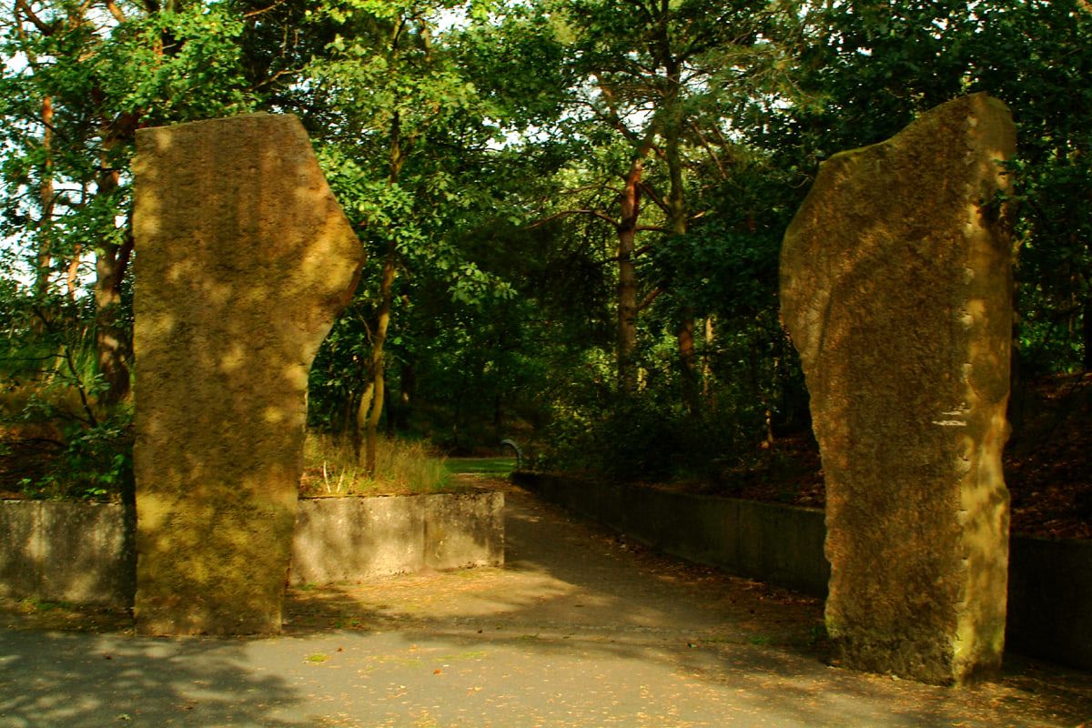 Von zwei rauen Steinplatten gerahmter Zugang zum anonymen Gräberfeld auf Stadtfriedhof Lahe